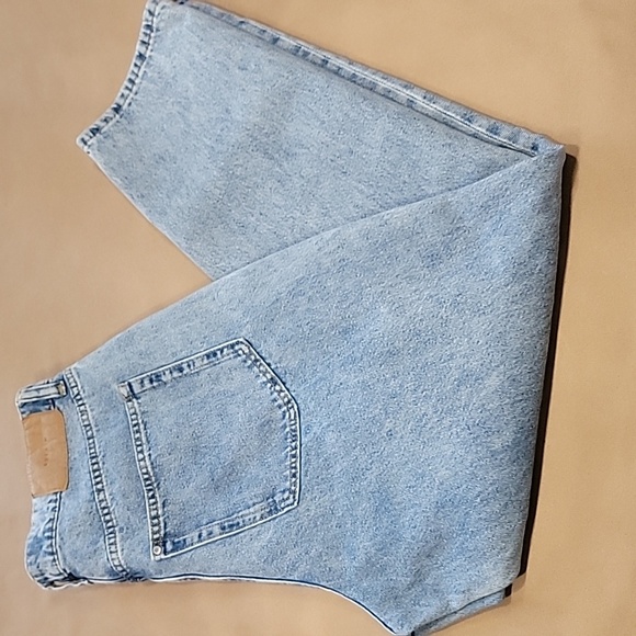 H&M  Size 8 Loose Mom Jeans, Light Wash, Distressed, Gently Used Condition - Picture 5 of 13